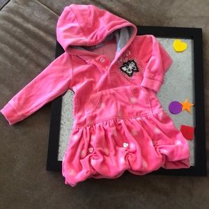 Infants velvet dress with a hood and snap buttons.